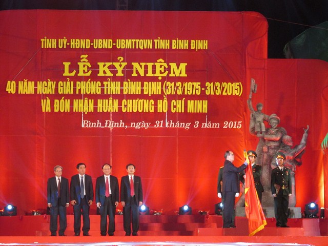 ແຂວງບິ່ງດິ້ງ ຈັດຕັ້ງພິທີສະເຫຼີມສະຫຼອງ 40 ປີແຫ່ງວັນປົດປ່ອຍ